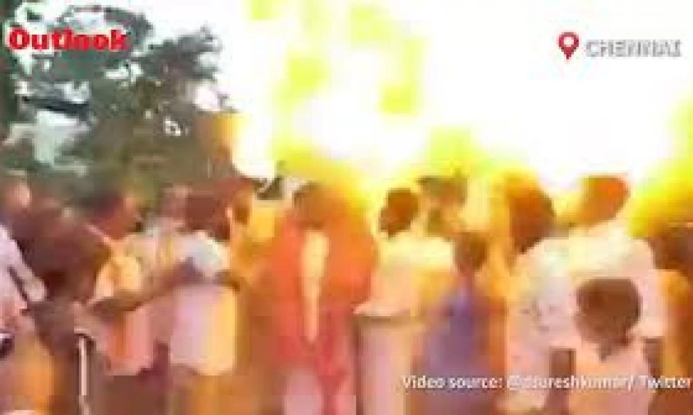 Εκατοντάδες μπαλόνια με ήλιο παίρνουν φωτιά πάνω από τα κεφάλια τους!